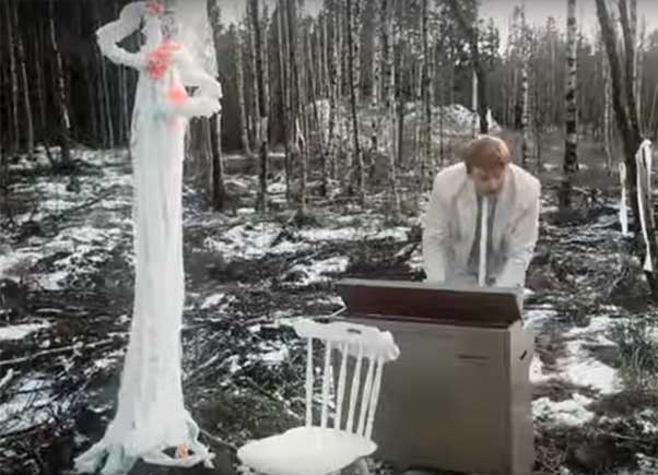 Skjermdump fra musikkvideoen Finnaly 